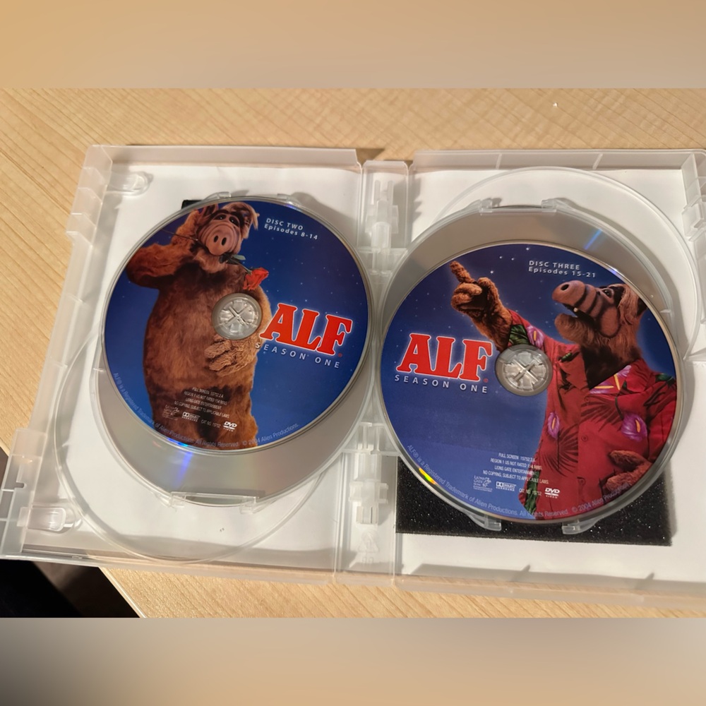 ALF Season One Four-Disc Set - Blue Cover - Picture 4 of 5